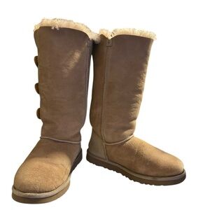 UGG Bailey Button Triplet II Chestnut Sheepskin Boots – Women’s Size 8